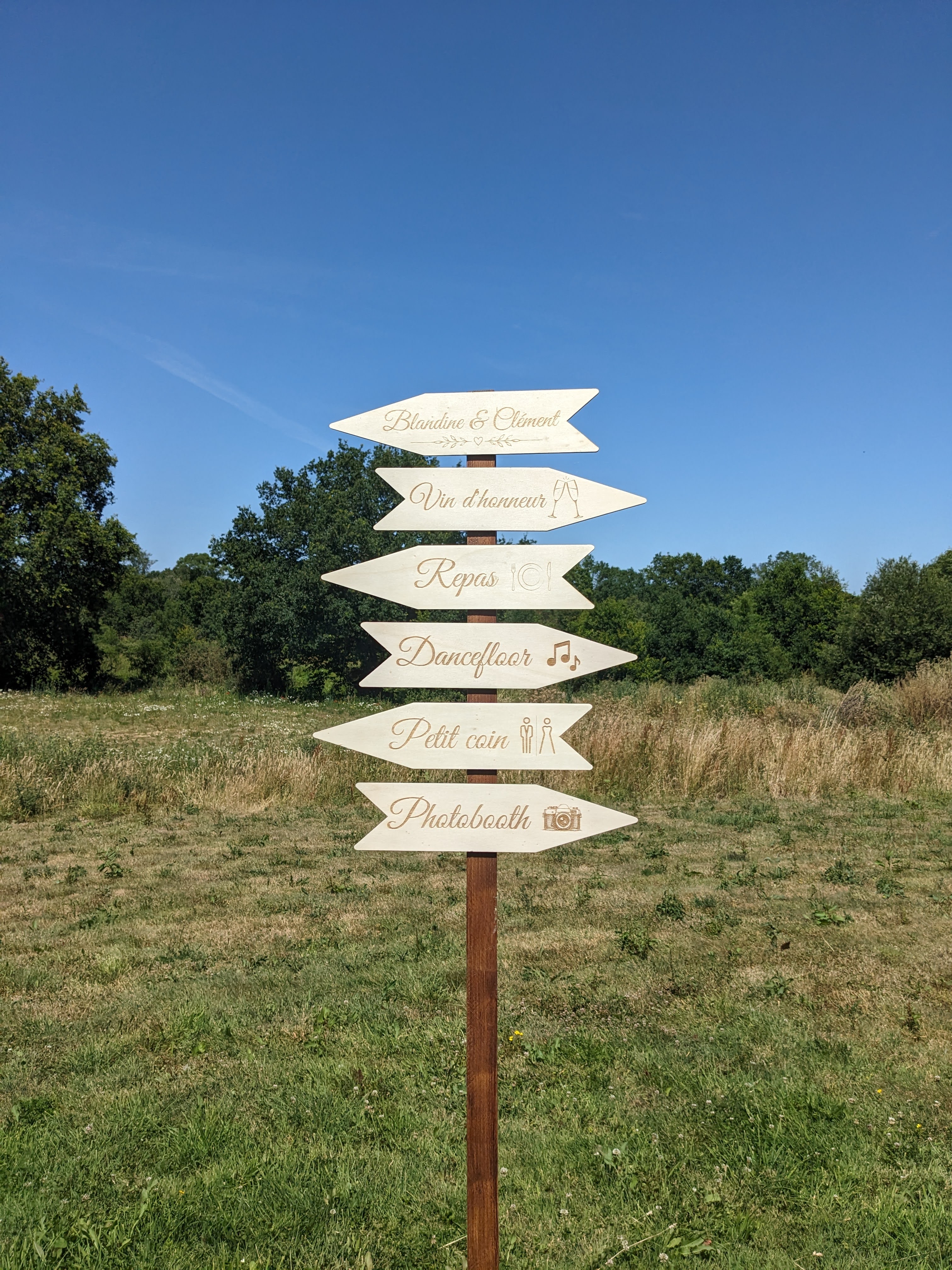 Panneau bidirectionnel en bois gravé pour orienter les invités mariage